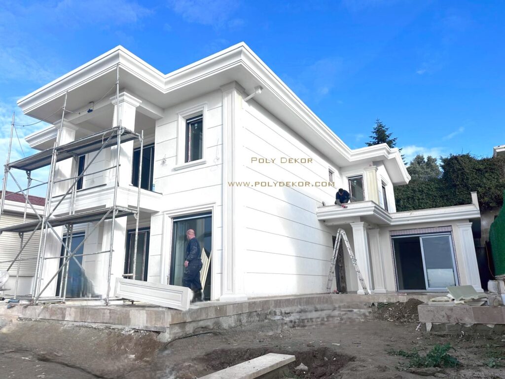 Poliüretan Dekorasyonda Neler Sunuyoruz? Poly Dekor olarak, poliüretanın hafifliğini ve dayanıklılığını uzman işçiliğimizle birleştiriyoruz. Sadece ürün satışı değil, projenin her aşamasında yanınızda olan kapsamlı bir hizmet sunuyoruz: Poliüretan Çıtalama Paketleri: Yaşam alanlarınıza değer katan, hazır ve özel tasarım duvar çıtalama paketlerimizle mekanın havasını tamamen değiştiriyoruz. Kişiye Özel Üretim: Standart modellerin dışına çıkmak isteyenler için hayalinizdeki deseni, formu ve ölçüyü poliüretan kalıplarla gerçeğe dönüştürüyoruz. Anahtar Teslim Uygulama: Lazerli ölçü alımından hassas montaja, ek yerlerinin gizlenmesinden profesyonel boyaya kadar tüm süreci titizlikle yönetiyoruz. Mimari Detaylar: Sütunlar, kartonpiyerler, nişler ve dekoratif panellerle klasik ve modern çizgileri mekanınıza taşıyoruz. Neden Bizim Hizmetimizi Seçmelisiniz? "Kaliteli poliüretan malzeme, profesyonel montajla anlam kazanır." Darbe ve Su Dayanımı: Ürettiğimiz ürünler sararma yapmaz, neme ve darbelere karşı maksimum direnç gösterir. Sıfır Hata Montaj: Uygulama sırasında milimetrik hesaplamalar yaparak ek yerlerini kusursuz bir şekilde birleştiriyoruz. Kişiselleştirilmiş Tasarım: Seri üretimin sınırlarını aşıyor, tamamen sizin projenize özel butik üretim yapıyoruz.